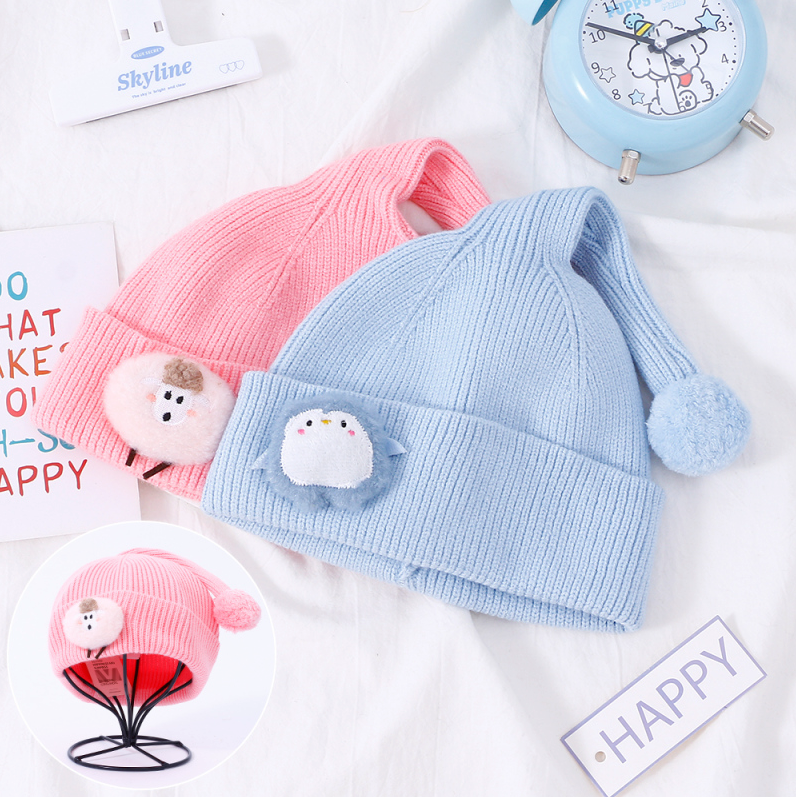 Children's knitted hat decorated with small animals (Mixed c