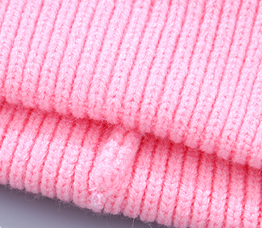 Children's knitted hat decorated with small animals (Mixed c