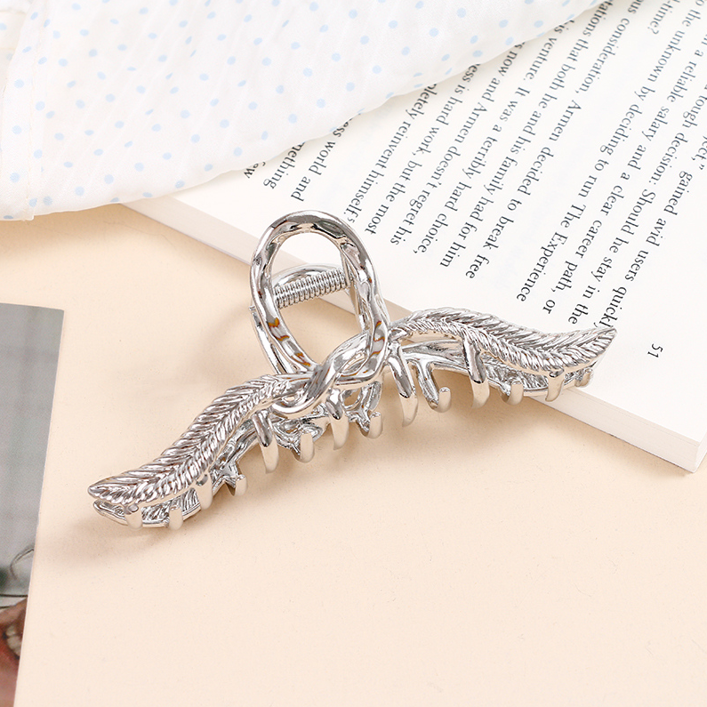 Feather knotted metal grapple