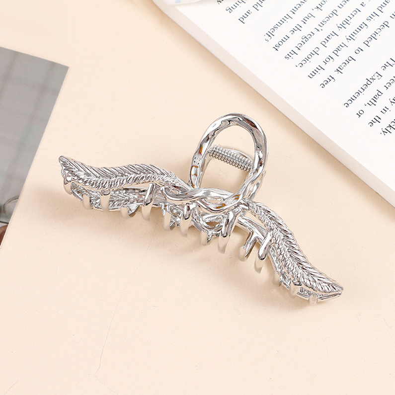 Feather knotted metal grapple