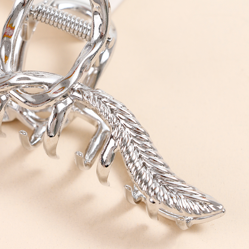 Feather knotted metal grapple