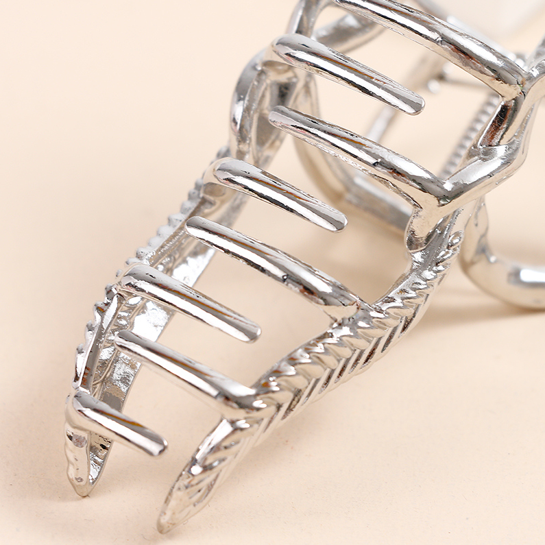 Feather knotted metal grapple
