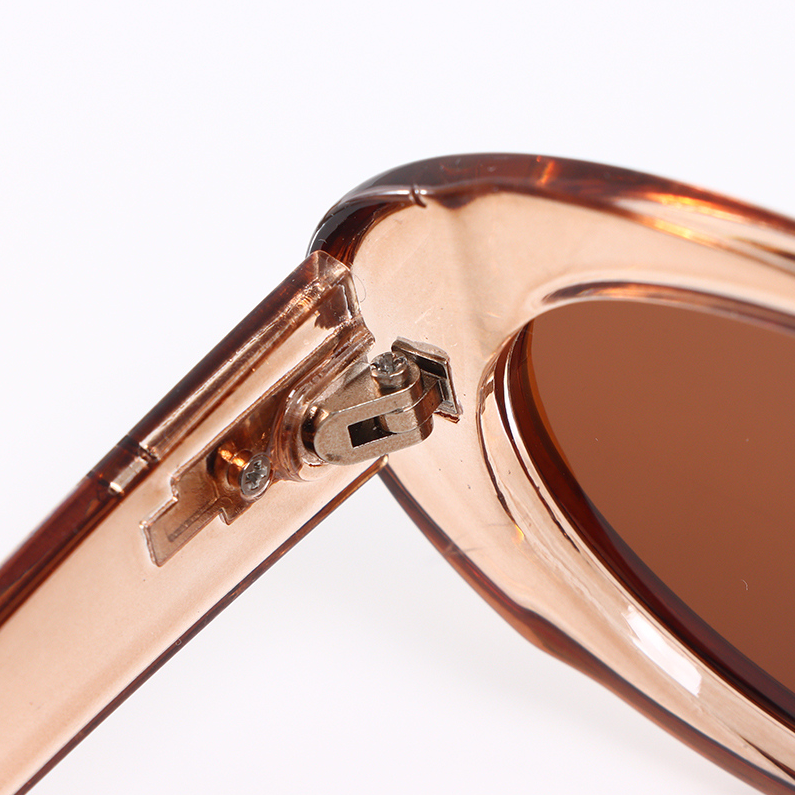 Fashion forward oval frame polarized sunglasses