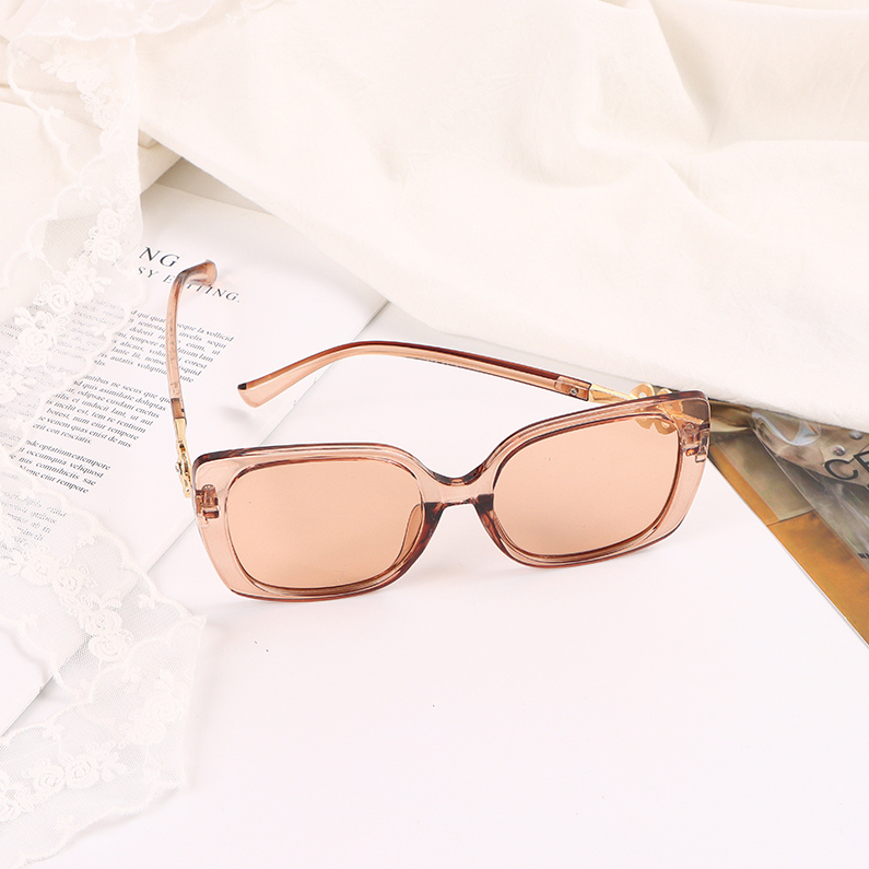 Large frame fashion sunglasses