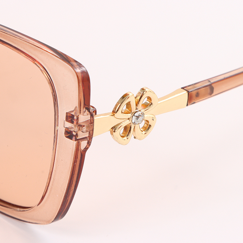 Large frame fashion sunglasses