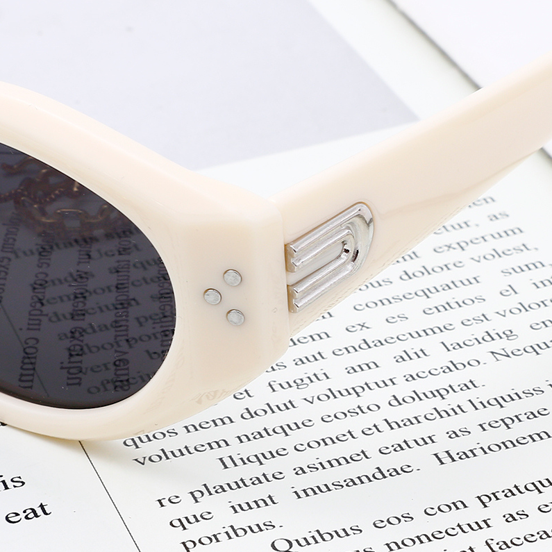 Small cat eye sunglasses made by Internet celebrities
