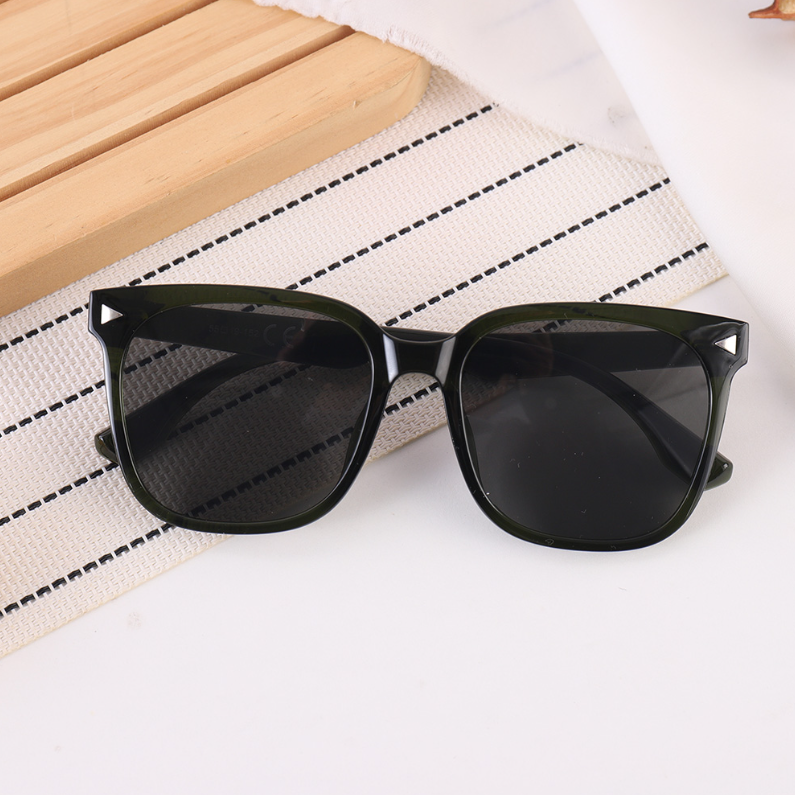 Classic Adult Sunglasses (Blend)