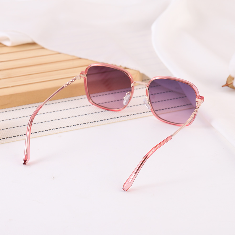 Elegant and Stylish Glitter Sunglasses for Adults (Blend)