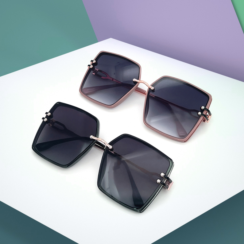 Retro Stylish Sunglasses for Women (Blend)