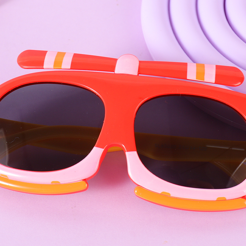 Small plane polarizer for children