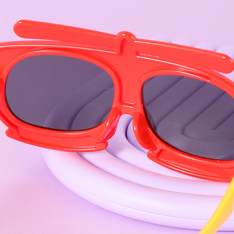 Small plane polarizer for children