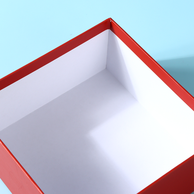 Garden Red Rose Square Gift Box (M)