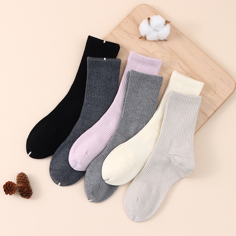 Women's all-in-one wool mid-tube socks