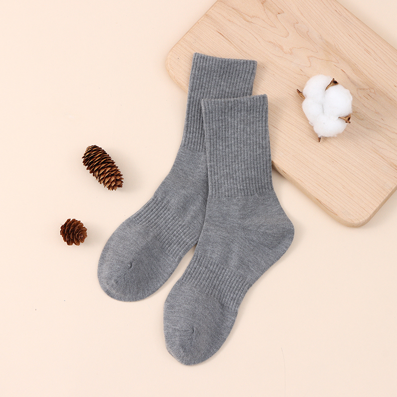 Women's all-in-one wool mid-tube socks