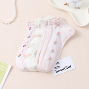 Women's short socks with romantic flowers