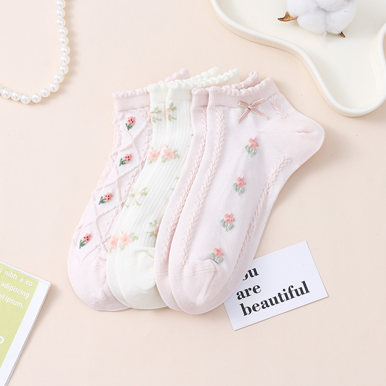 Women's short socks with romantic flowers