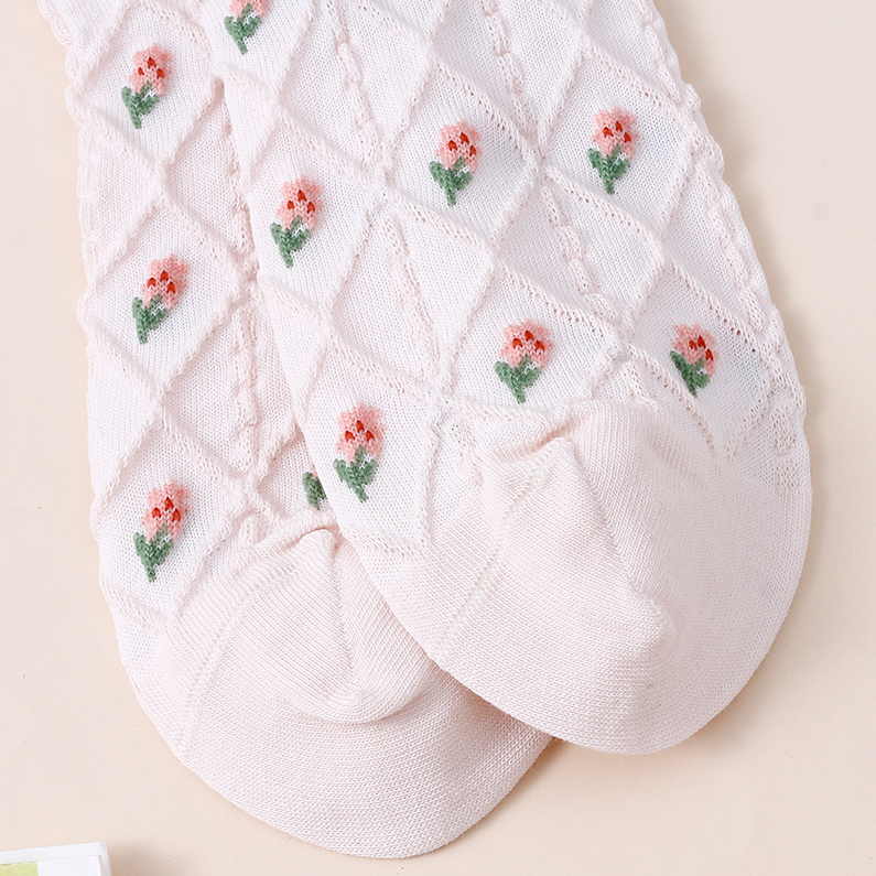 Women's short socks with romantic flowers
