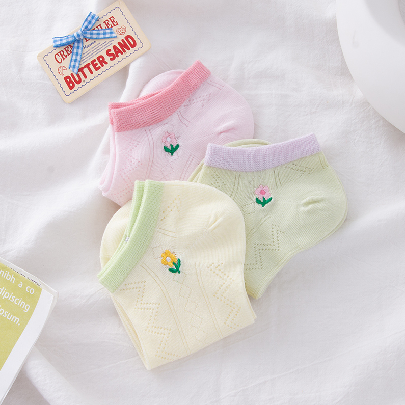 Women's socks with floral embroidery clear