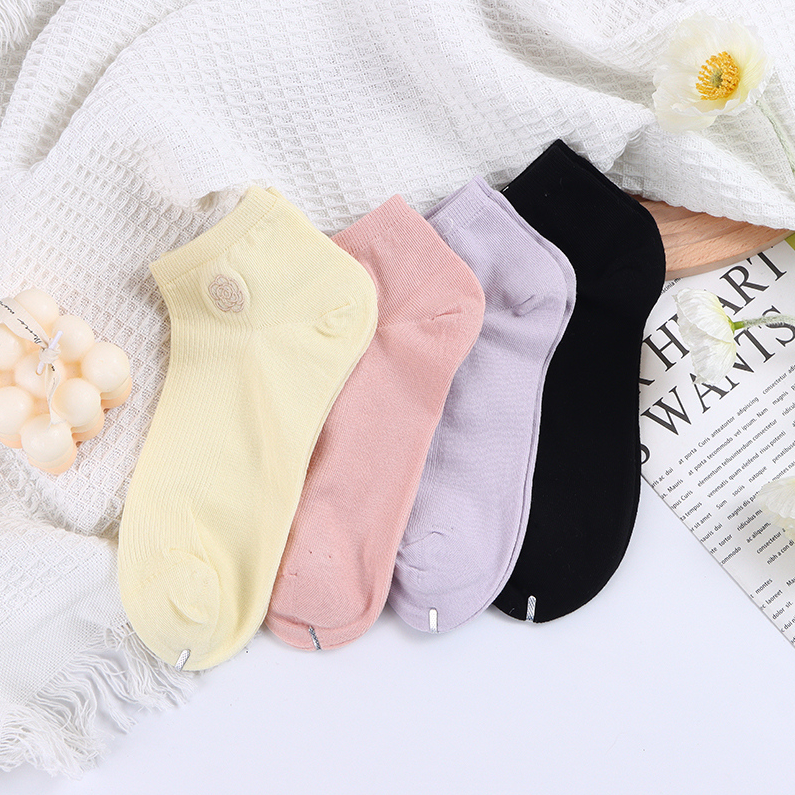 Camellia Embroidered Women's Socks (2 pairs)