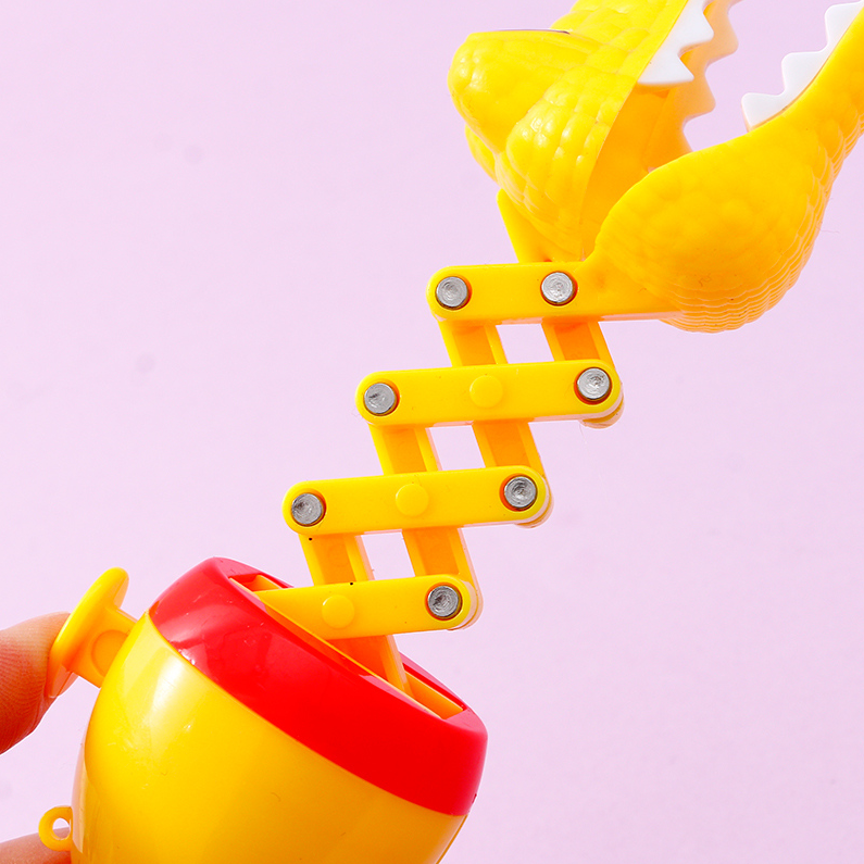 Retractable alligator bubble wand