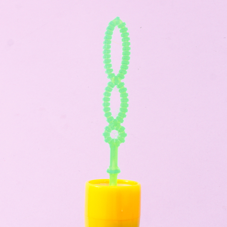 Retractable alligator bubble wand