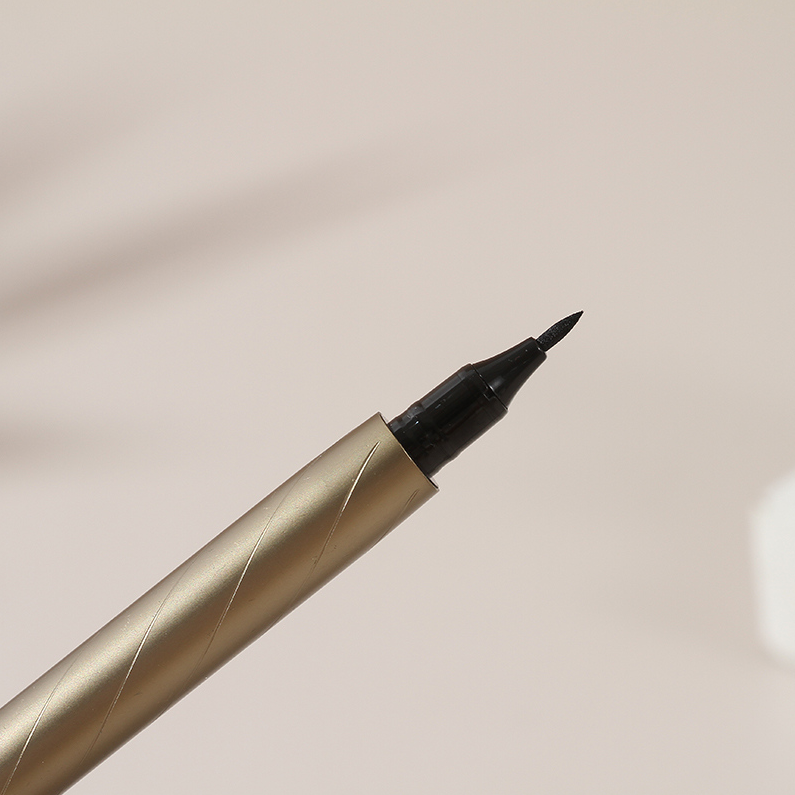 Smooth and agile eyeliner liquid pen, black