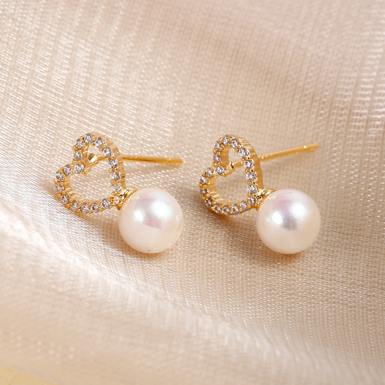 Love Pearl Lady silver stud earrings