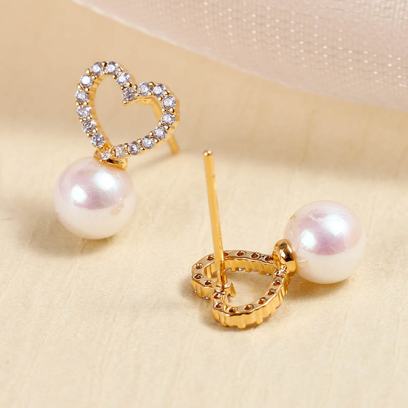 Love Pearl Lady silver stud earrings