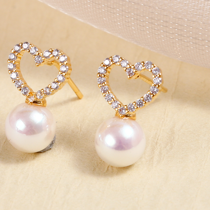 Love Pearl Lady silver stud earrings