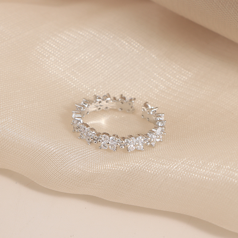 Zircon exquisite ring