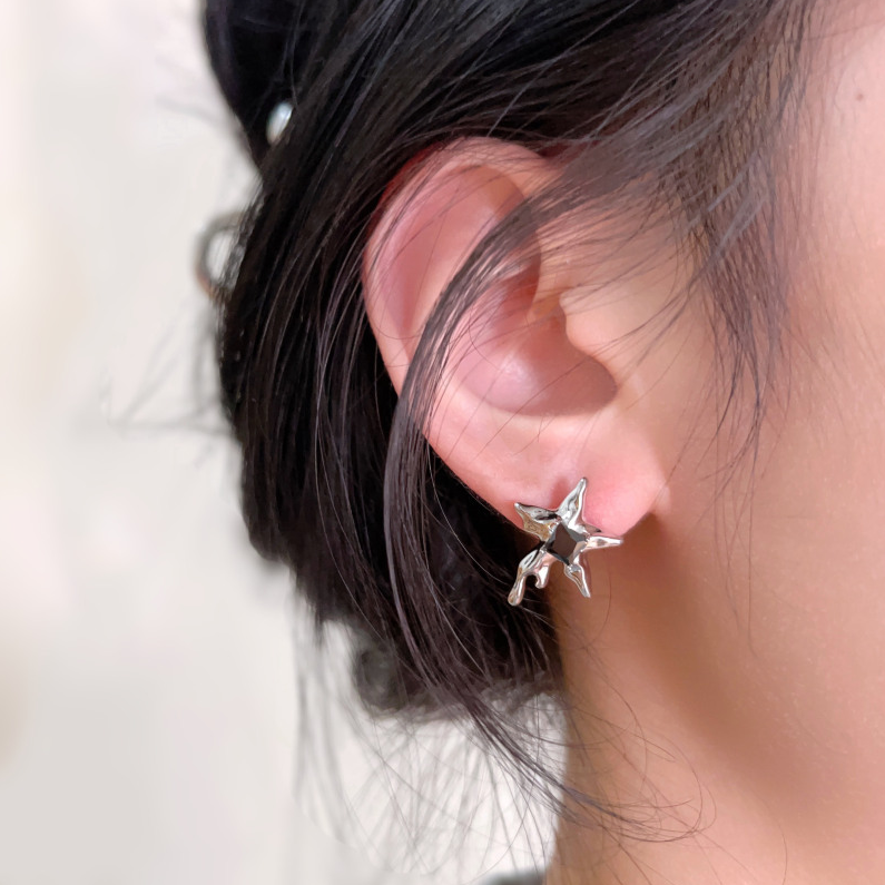 Cool black pick five-pointed star earrings